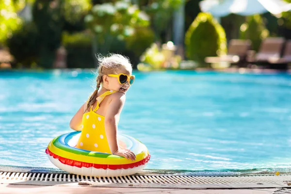 Dítě Brýlemi Bazénu Malá Holčička Naučit Plavat Potápět Venkovní Bazén — Stock fotografie