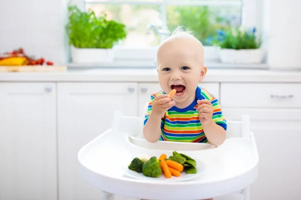 Cute Baby Jedzenie Warzyw Białych Kuchni Odstawianie Dziecka Mały Chłopiec — Zdjęcie stockowe