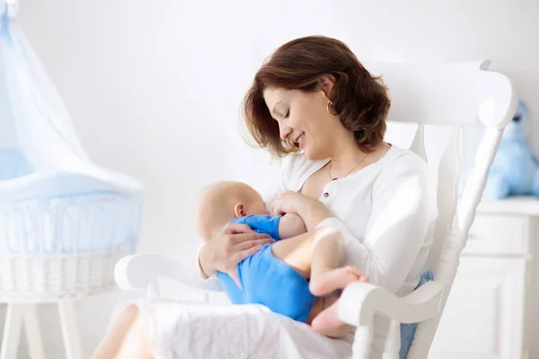 Young Mother Holding Her Newborn Child Mom Nursing Baby Woman — Stock Photo, Image