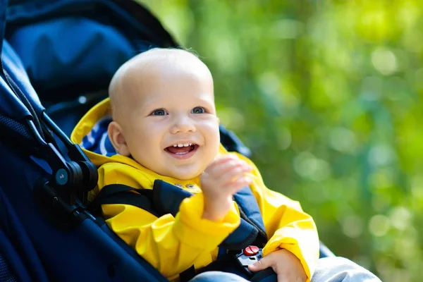 Baby Vagn Promenad Höst Park Bedårande Liten Pojke Grön Jacka — Stockfoto