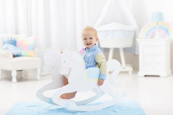 Bonito Menino Montando Brinquedo Cavalo Balanço Tradicional Madeira Quarto Branco — Fotografia de Stock