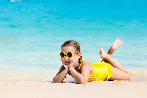 Bambino Che Gioca Sulla Spiaggia Tropicale Ragazzina Sulla Riva Del — Foto Stock