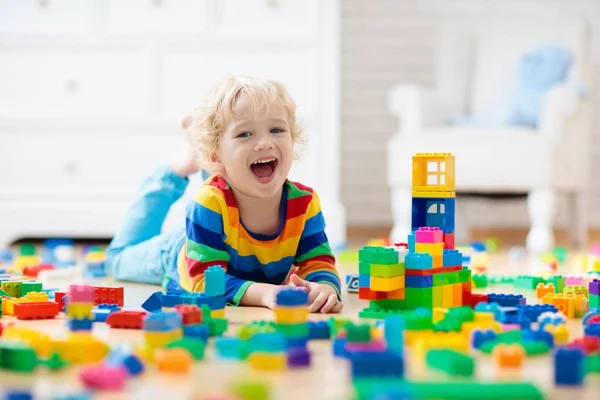 아이들 장난감 블록을 가지고 있습니다 소년은 집이나 탁아소에 타워를 짓습니다 — 스톡 사진
