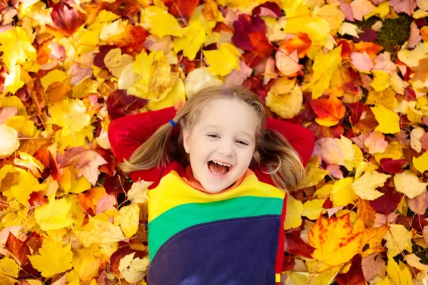 Los Niños Juegan Parque Otoño Niños Lanzando Hojas Amarillas Rojas — Foto de Stock