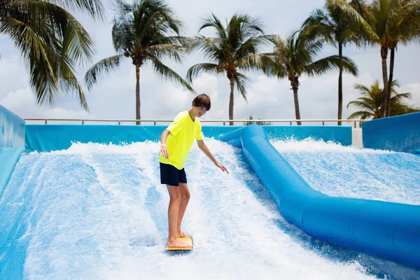 Teenager Surfen Beach Wave Simulator Attraktion Wasser Vergnügungspark Des Tropischen — Stockfoto