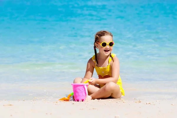 熱帯のビーチで遊んでいる子供 海の岸の女の子 家族の夏休み 子供たちは水と砂のおもちゃで遊ぶ 海と島の楽しみ 若い子供たちと一緒に旅行する アジアの休日 — ストック写真