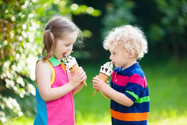 Kids Eating Ice Cream Hot Summer Day Tropical Vacation Children — Stock Photo, Image