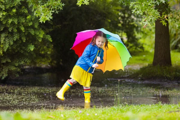 Fetiţa Joacă Parcul Ploios Vară Copil Umbrelă Curcubeu Colorată Haină — Fotografie, imagine de stoc