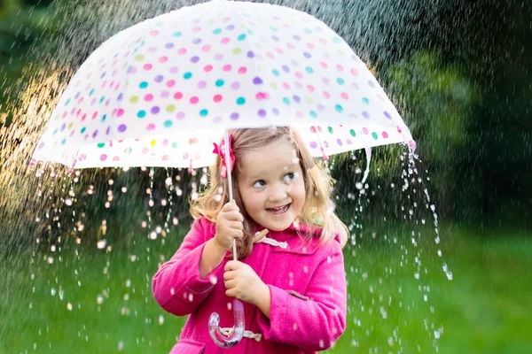 Küçük Kız Yağmurlu Yaz Parkta Oynarken Renkli Gökkuşağı Şemsiye Çocukla — Stok fotoğraf