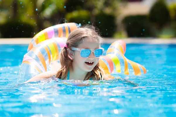 Bambino Con Anello Gonfiabile Galleggiante Piscina Bambina Che Impara Nuotare — Foto Stock