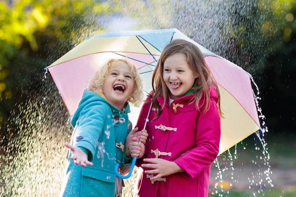 Kinderen Met Kleurrijke Paraplu Spelen Herfst Douche Regen Kleine Jongen — Stockfoto