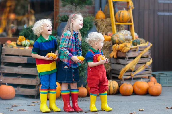 Groep Van Kleine Kinderen Genieten Van Oogst Festival Viering Bij — Stockfoto