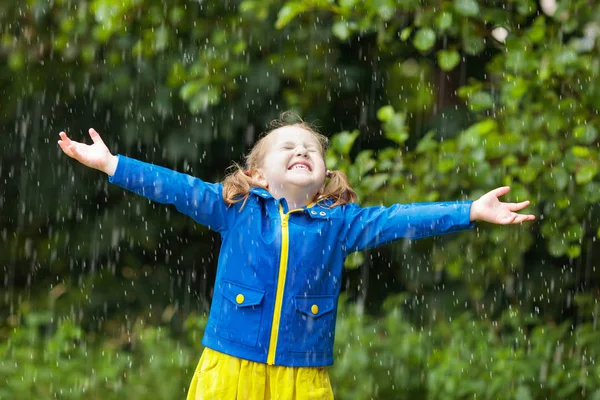 Malá Holčička Hraje Deštivé Letní Park Dítě Barevný Duhový Deštník — Stock fotografie