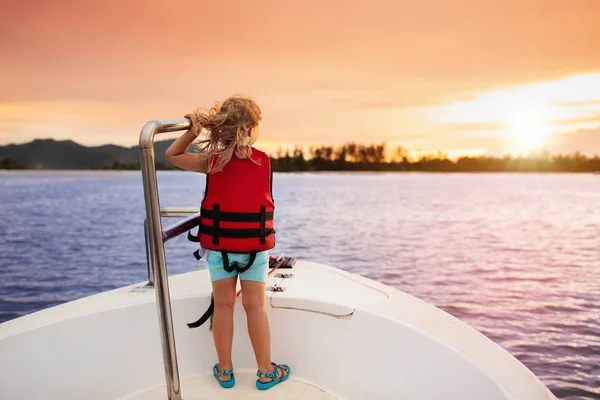 子供たちはヨットで海に出航します 子供はボートで航海する 安全なライフジャケットの女の子は海の船で旅行します 子供たちはヨットクルーズを楽しんでいます 家族のための夏休み ヨットフロントデッキの若い船員 — ストック写真
