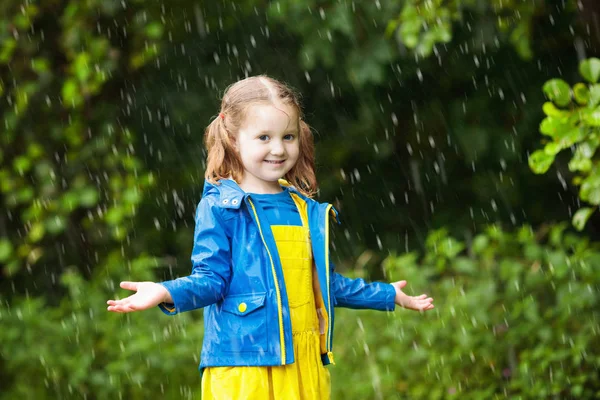 Dziewczynka Gry Deszczowe Lato Park Dziecko Kolorowa Tęcza Parasol Niebieski — Zdjęcie stockowe