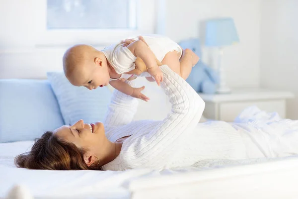 Mutter Und Kind Auf Einem Weißen Bett Mutter Und Baby — Stockfoto