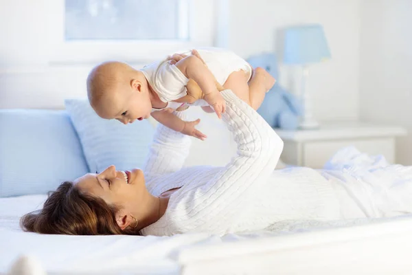 Mãe Filho Uma Cama Branca Mãe Bebê Menino Fralda Brincando — Fotografia de Stock