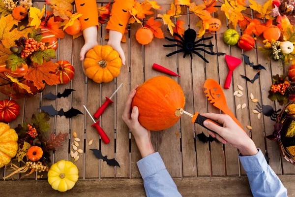 Familj Med Barn Carving Halloween Pumpa Och Äta Bus Eller — Stockfoto