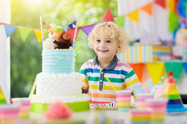 Kindergeburtstag Kind Bläst Kerzen Auf Buntem Kuchen Aus Geschmückt Mit — Stockfoto