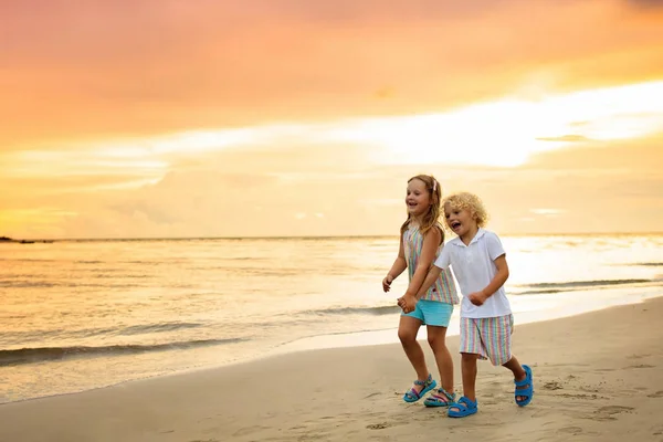 Enfants Jouant Sur Plage Tropicale Petit Garçon Petite Fille Courent — Photo