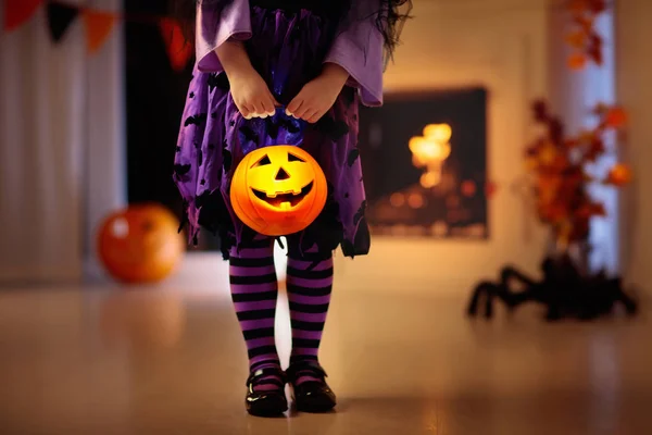 Boszorkány Jelmez Halloween Fogás Vagy Élvezet Otthon Kislány Sütőtök Gyertya — Stock Fotó