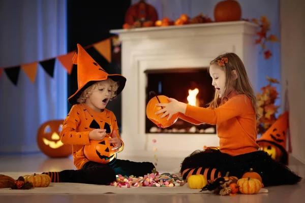 Menina Menino Traje Bruxa Halloween Truque Deleite Miúdos Segurar Doces — Fotografia de Stock
