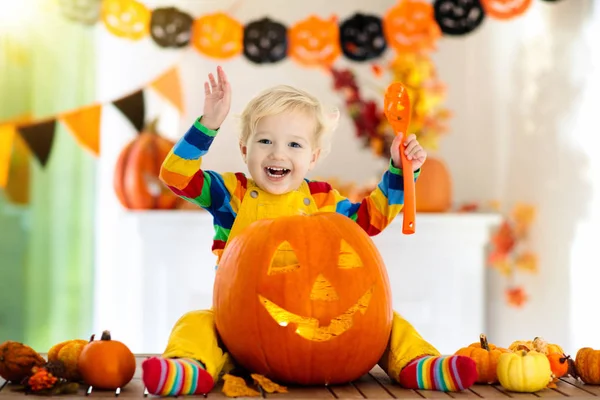 Liten Pojke Häxdräkt Halloween Trick Eller Godis Ungar Som Snidar — Stockfoto