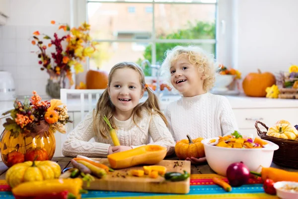 Kinderen Knippen Van Pompoen Wortel Soep Voor Herfst Maaltijd Koken — Stockfoto