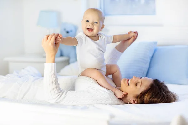 Madre Hijo Una Cama Blanca Mamá Niño Pañal Jugando Dormitorio — Foto de Stock