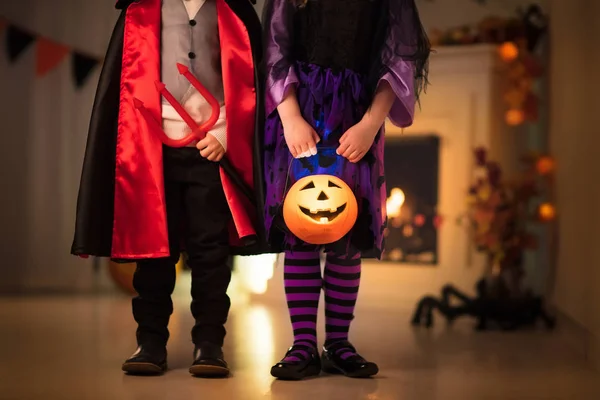 Boszorkányjelmezes Kislány Vámpírnak Öltözött Fiú Halloweenkor Csokit Vagy Csalunk Egy — Stock Fotó
