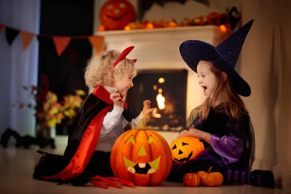 Маленькая Девочка Костюме Ведьмы Мальчик Костюме Вампира Хэллоуин Трюк Удовольствие — стоковое фото