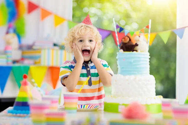Doğum Günü Partisi Çocuklar Mum Renkli Kek Üzerine Dışarı Üfleyen — Stok fotoğraf