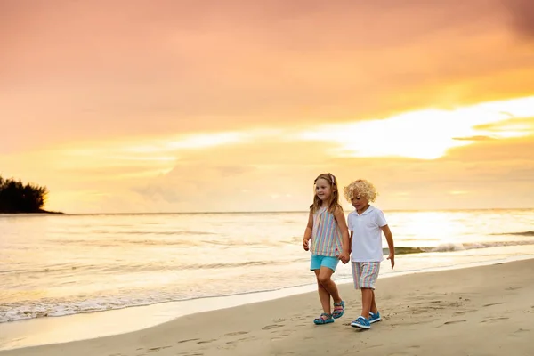 Enfants Jouant Sur Plage Tropicale Petit Garçon Petite Fille Courent — Photo