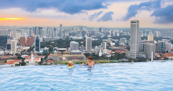 Діти Плавають Відкритому Басейні Сімейній Відпустці Сінгапурі Міська Лінія Безкінечного — стокове фото