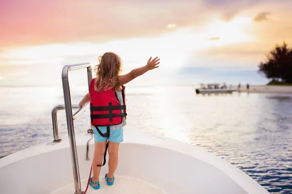 Bambini Salpano Barca Mare Bambino Che Naviga Barca Una Ragazzina — Foto Stock