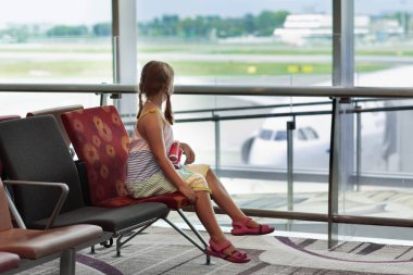 Havaalanı'nda çocuklar. Çocuk uçağa bak. Seyahat ve çocuk ile uçan. Aile kalkış kapısı. Tatil ve seyahat genç çocukla. Terminal uçuş önce küçük kız. Çocuklar uçak.