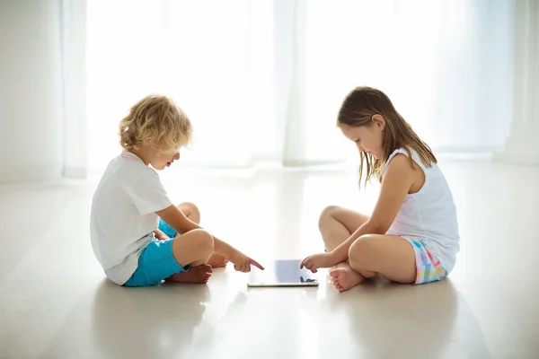 Criança Com Tela Sensível Toque Tablet Miúdo Jogar Computador Menina — Fotografia de Stock