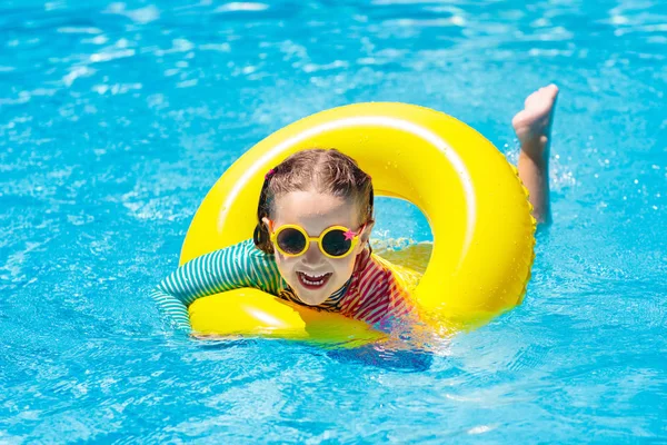 Dětské Sluneční Brýle Bazénu Malá Holčička Nafukovací Prstenec Dítě Barevnými — Stock fotografie