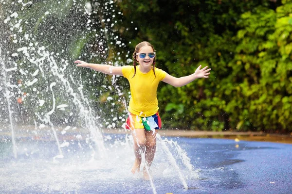 Gyerekek Aqua Parkban Játszanak Gyerekek Trópusi Vidámpark Vízi Játszóterén Egy — Stock Fotó