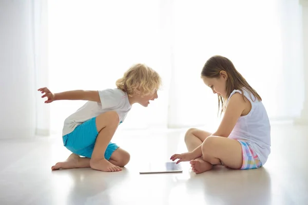 Enfant Avec Écran Tactile Tablette Gamin Qui Joue Ordinateur Petite — Photo