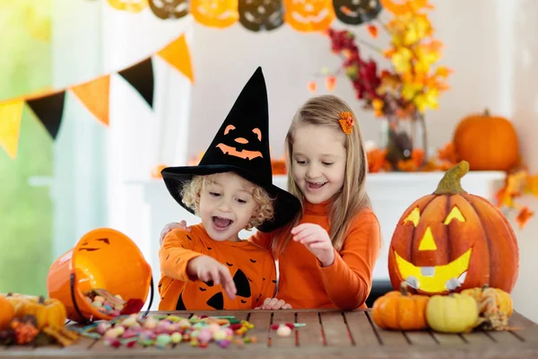 Kislány Fiú Boszorkányjelmezben Halloweenkor Csokit Vagy Csalunk Gyerekek Cukorkát Tartanak — Stock Fotó