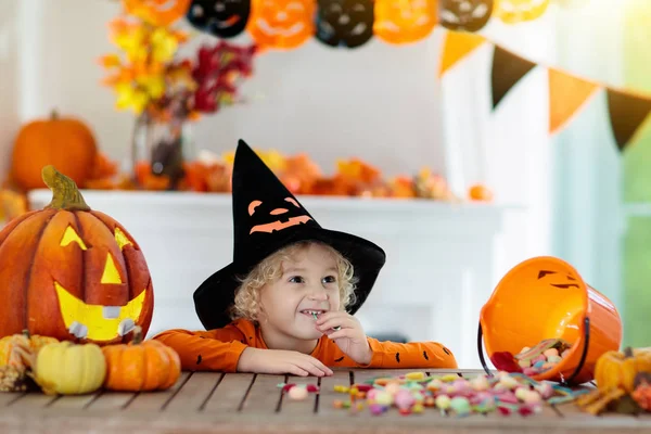 Mały Chłopiec Stroju Czarownicy Halloween Cukierek Lub Psikus Dzieci Rzeźbiące — Zdjęcie stockowe