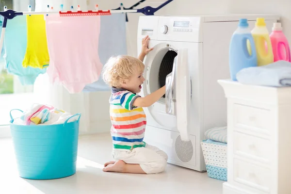 Niño Lavadero Con Lavadora Secadora Chico Ayudando Con Las Tareas — Foto de Stock