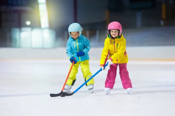 Çocuk Kapalı Pistinde Buz Hokeyi Oyun Çocuklar Için Sağlıklı Kış — Stok fotoğraf