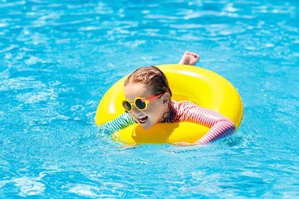 Niño Con Gafas Sol Piscina Niña Anillo Inflable Niño Con — Foto de Stock