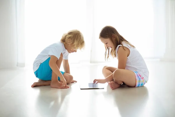 Enfant Avec Écran Tactile Tablette Gamin Qui Joue Ordinateur Petite — Photo