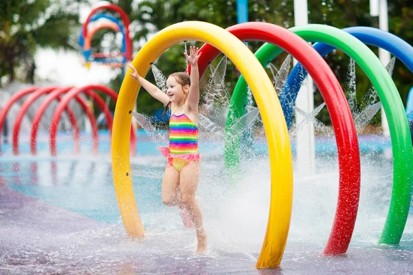 Çocuklar Parkında Oynarlar Tropikal Lunaparkın Parkındaki Çocuklar Havuzdaki Küçük Kız — Stok fotoğraf