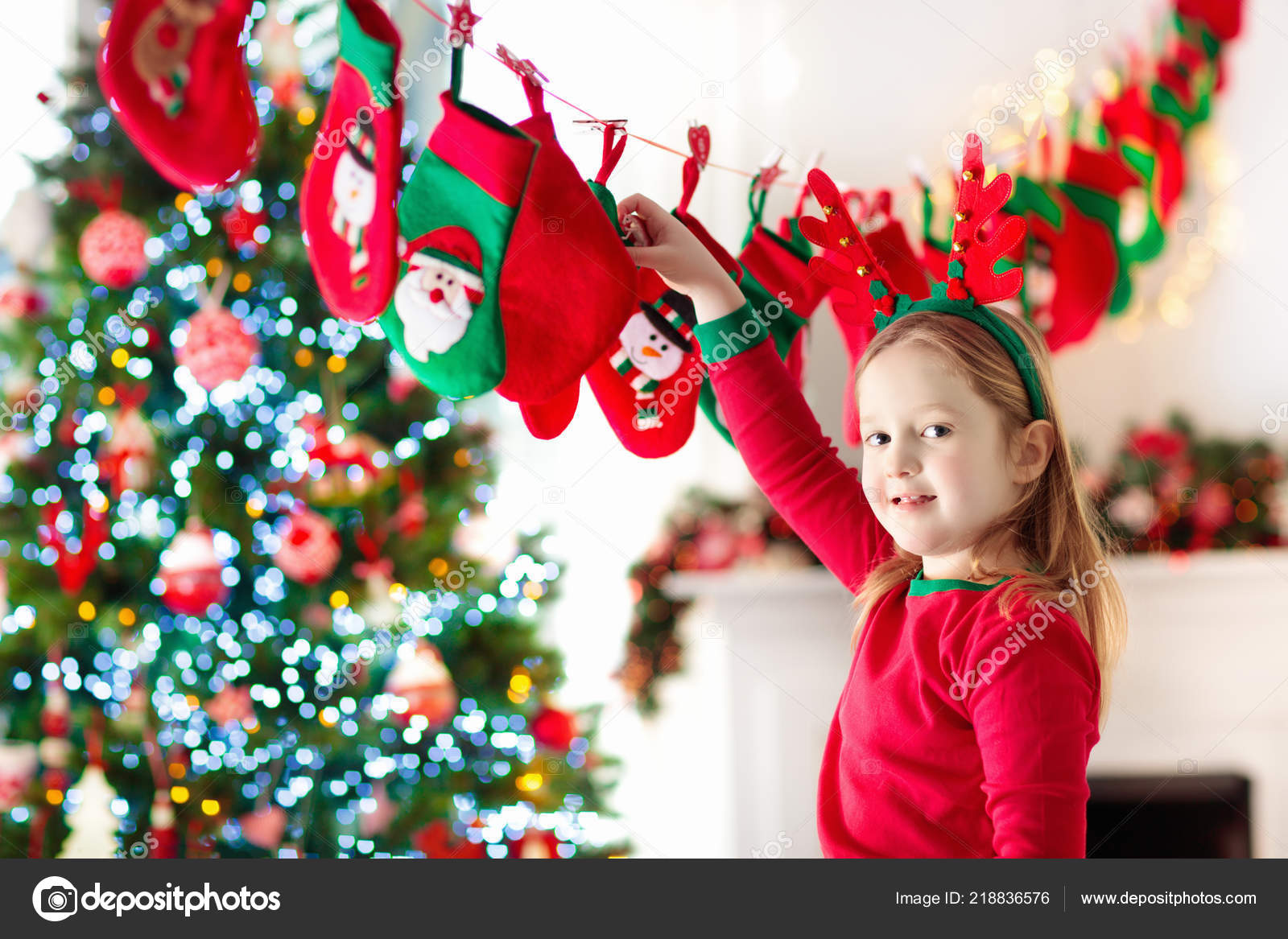   1 Décembre.Bientôt noël . - Page 2 Depositphotos_218836576-stock-photo-kids-opening-christmas-presents-child
