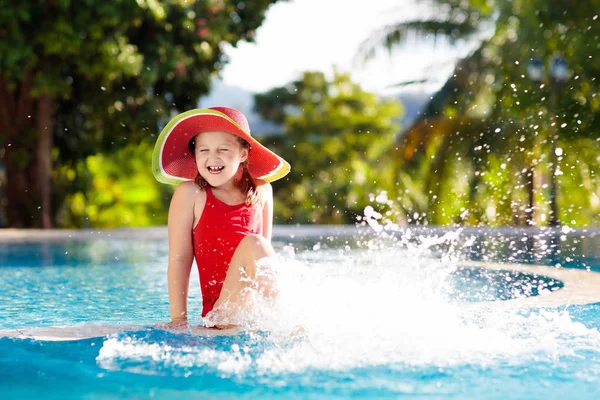 Bambino Piscina Vacanza Tropicale Famiglie Con Bambini Bambina Con Costume — Foto Stock