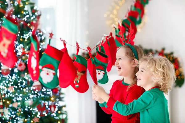 Les Enfants Ouvrent Des Cadeaux Noël Enfant Recherche Bonbons Cadeaux — Photo